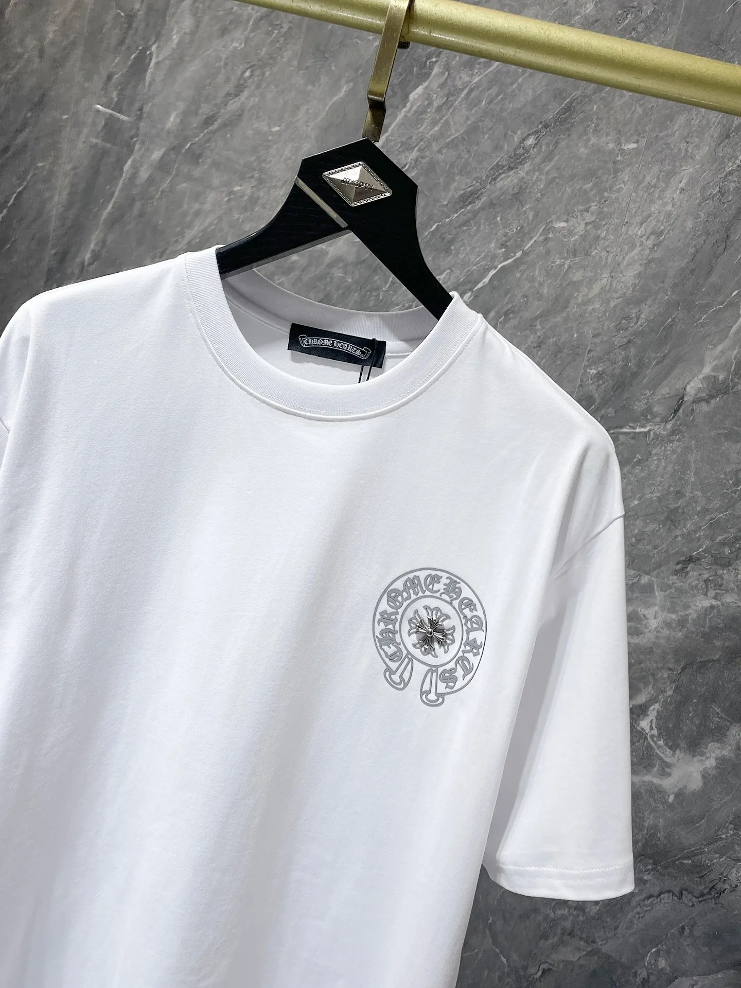 P186 New Chrome Hearts 25ss engraving film hot diamond high version for summer! High-weight, environmentally friendly and high-quality top-quality fabrics 260g~270g Cromat's Sanskrit cross-engraved film, hot-drilled, hand-buttoned short sleeves, counter synchronization, replica version 1:1 Recommended color: black, white, size: S, M, L, XL